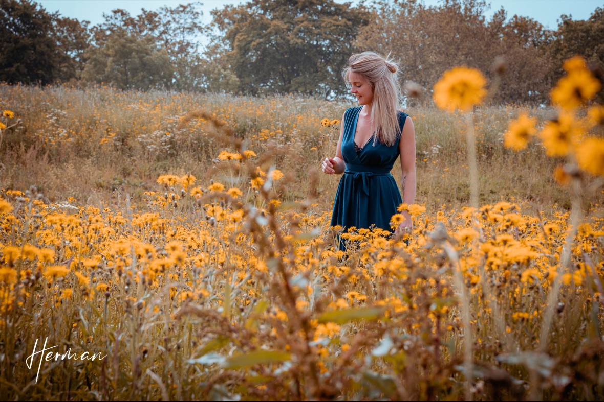 Claudia tussen de bloemen in Zaltbommel - Portret fotoshoot in Zaltbommel