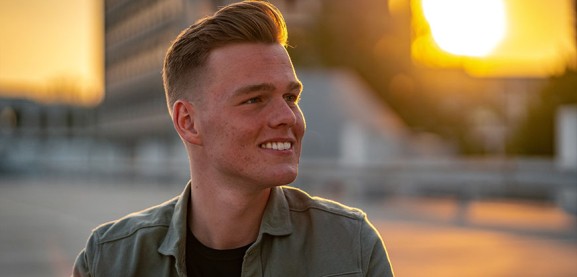 wegkijken-profiel-foto-voor-online-daten-op-tinder-Herman-Fotografie.jpg