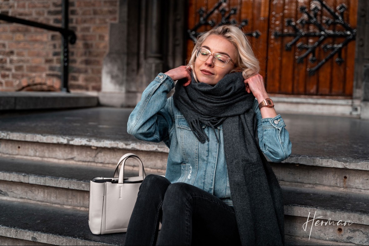 Portret fotoshoot met Polina - Op een trappetje op het Binnenhof in Den Haag